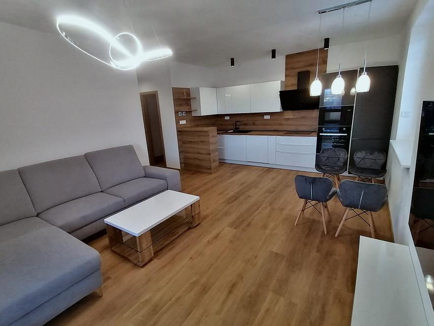 Kuchyňa spojená s obývačkou po prerobení bytu