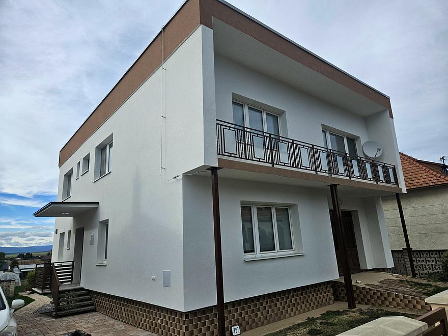 Zateplená fasáda rodinného domu s novou omietkou, Bošany