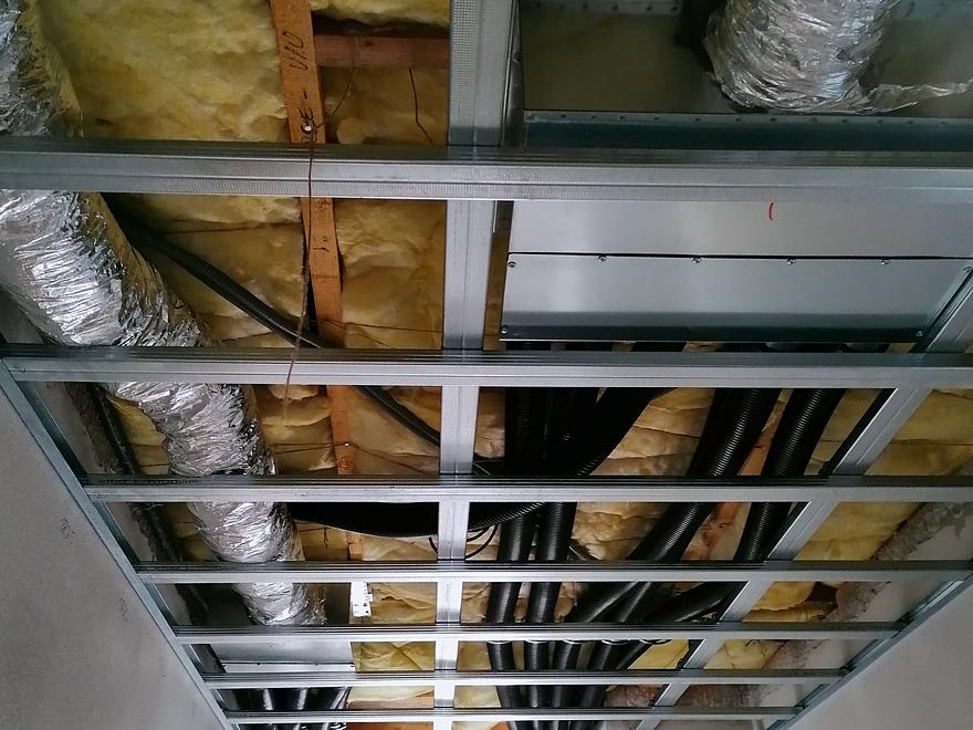 Rozvody vzduchotechniky a rošt sadrokartónového podhľadu